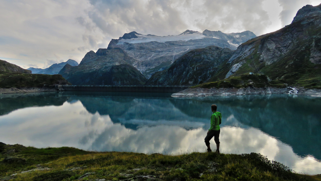 un paesaggio alpino fatto di pareti di roccia e natura selvaggia che fa da contorno all'escursione circolare del Lago di Robièi; lasciarmi ammaliare dall'imponente ghiacciaio del Basodino: una calotta bianca scintillante che si staglia davanti a un suggestivo gioco di granito.