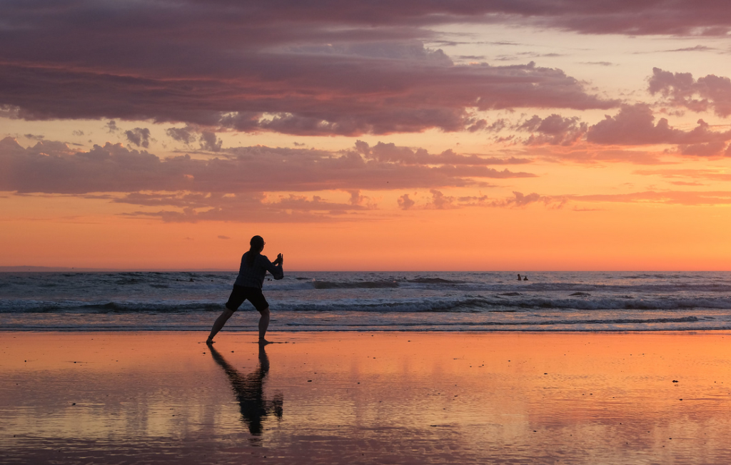 praticare Tai Chi; conosciuta come "meditazione in movimento" quest'arte marziale cinese combina movimenti dolci e rilassamento. Attraverso movenze fluide e organiche una sessione di tai-chi fa lavorare delicatamente tutti i muscoli e calma la mente.