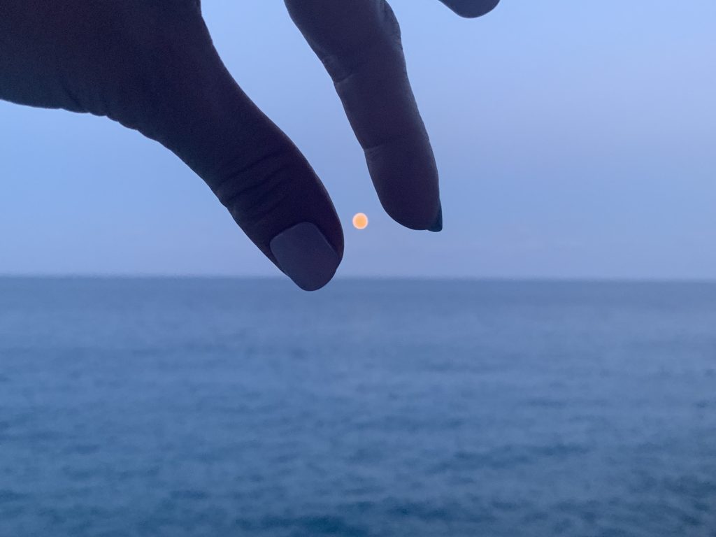 Rilassarmi guardando il mare e la luna