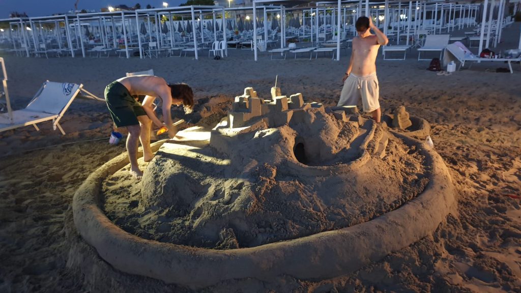 Costruire castelli di sabbia ... relax, sport, amicizia