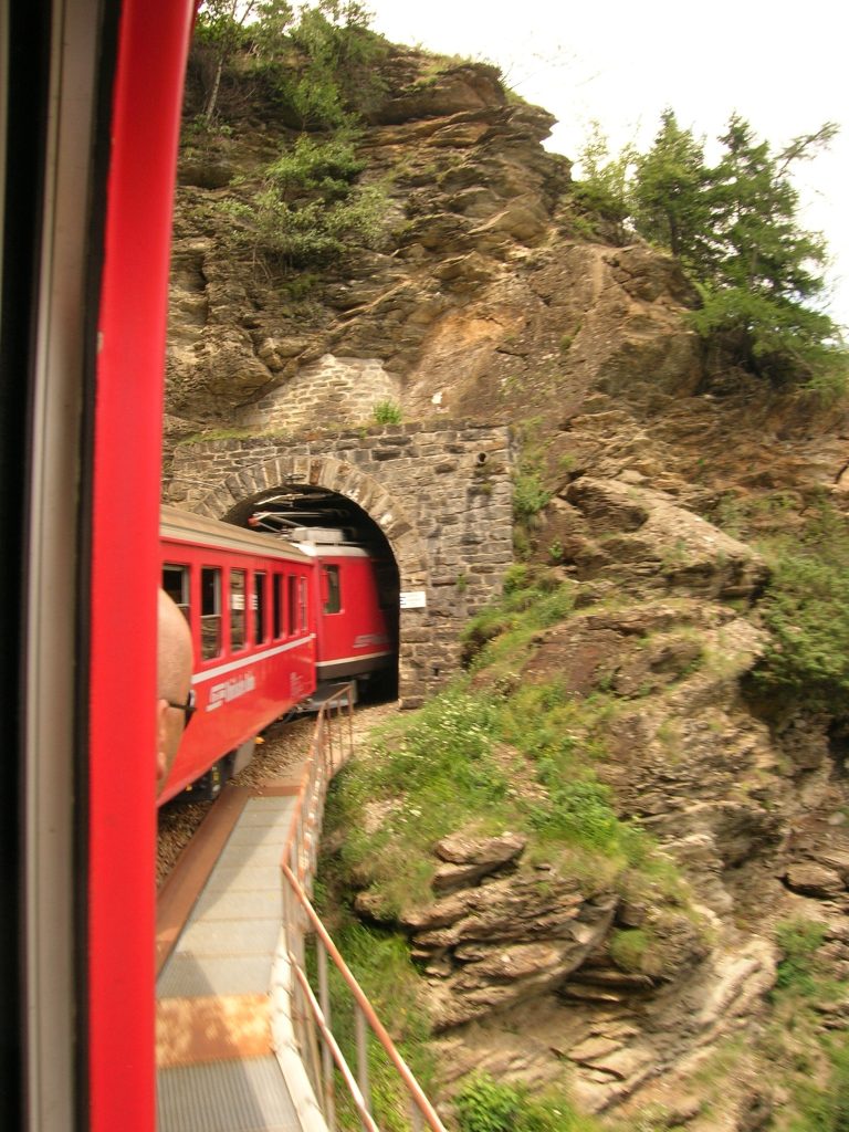 Viaggiare e scoprire, ma lentamente. Il treno che entra nella galleria simboleggia la mia curiosità verso il nuovo e il bello del mondo.