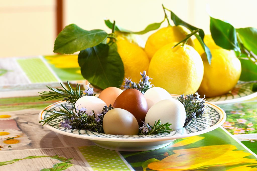 Benessere a tutto campo. Le uova del pollaio di Lisiano e i limoni dell'agrumeto di Elvo. Cibo biologico di agricoltura sostenibile a km zero, rispetto per l'ambiente e un toccasana per il corpo ma anche per l'anima perché donato con amicizia e affetto.