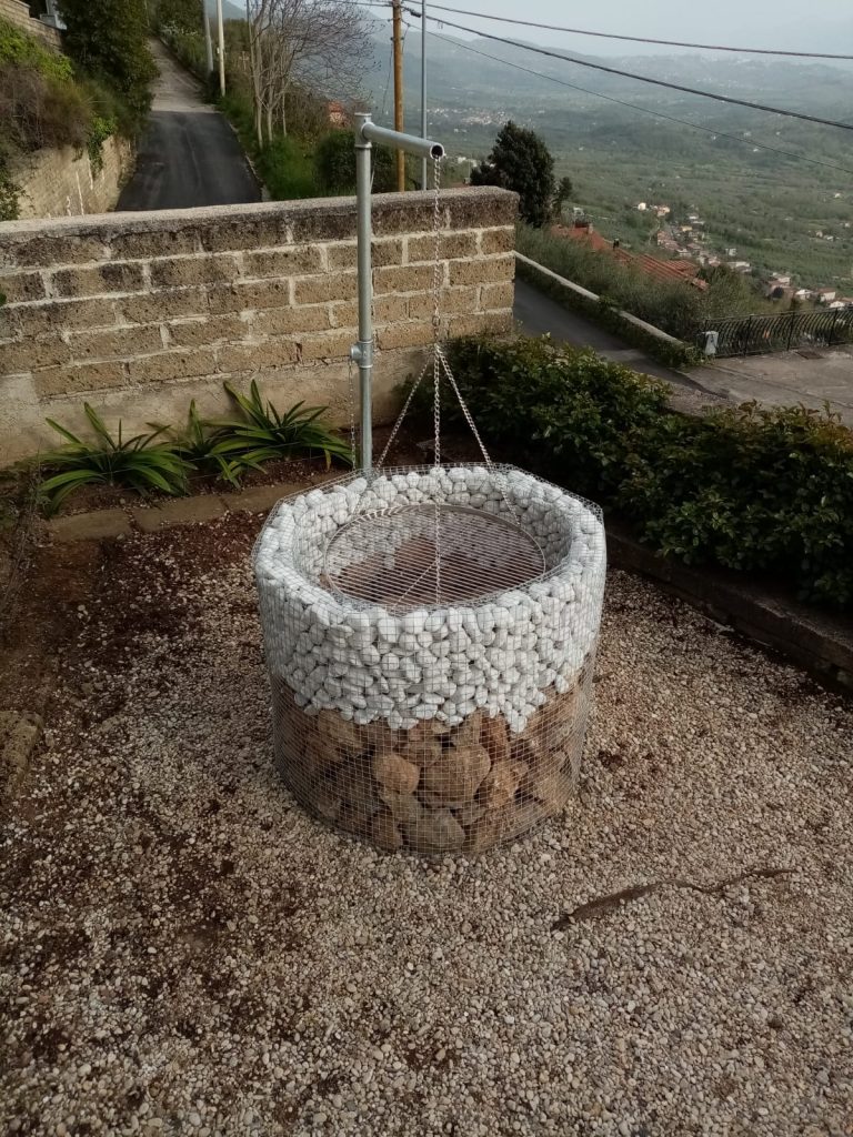 Cuocere con il giusto calore e distanza gli alimenti sulla brace e quindi non è un pozzo dei desideri ma un pozzo che cuoce degustazioni culinarie.