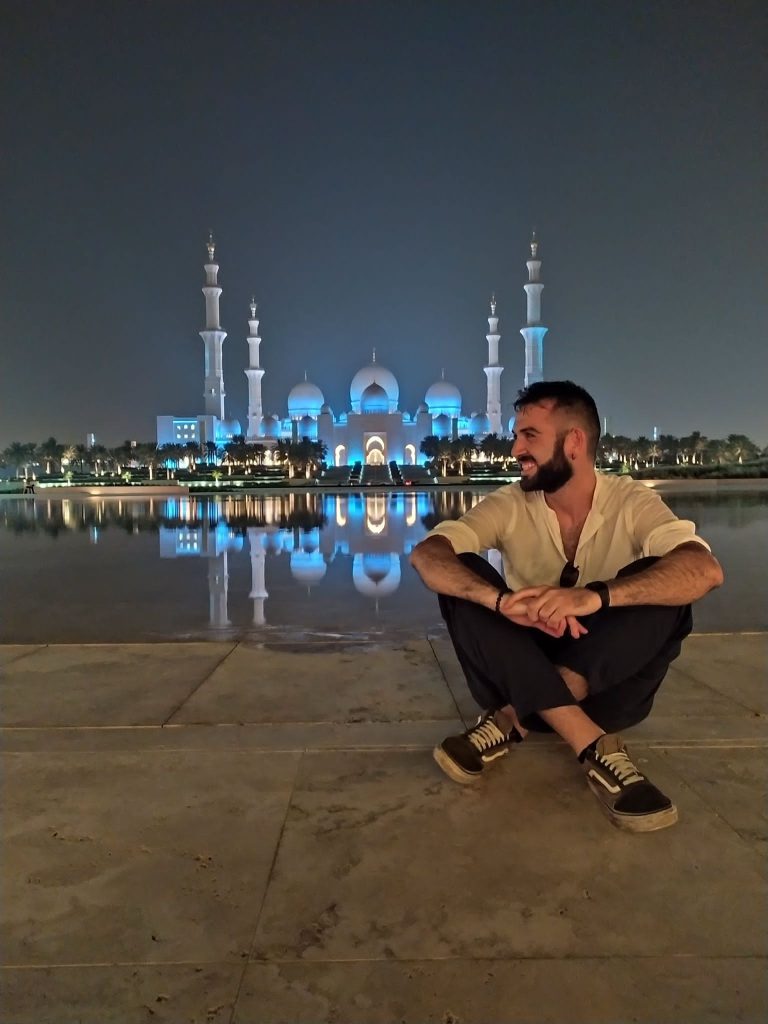 Il mio benessere è viaggiare e specchiarmi nello specchio della cultura che mi ospita per scoprire me stesso all'interno di questo fantastico mondo che ci ospita.