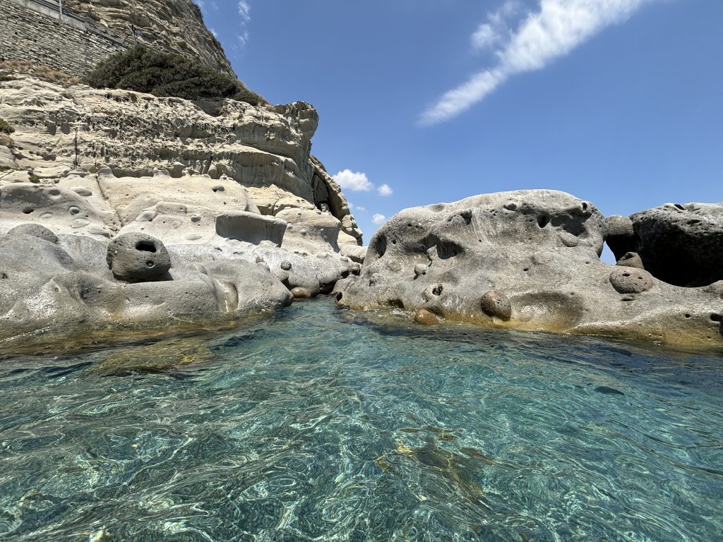 contemplare le acque cristalline della Costa jonica calabrese ascoltando il canto delle onde marine che si infrangono sulla roccia.