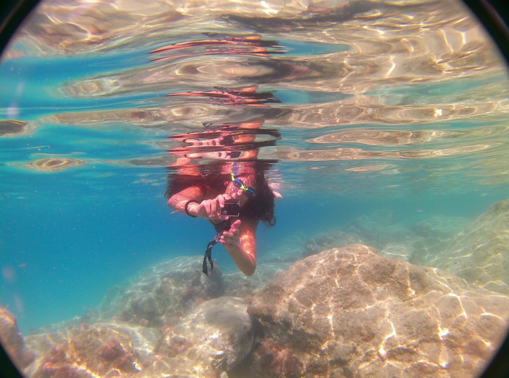 immergersi nelle acque cristalline del mare per scattare indimenticabili foto subacquee, provando nello stesso tempo una sensazione rigenerante e liberatoria.
