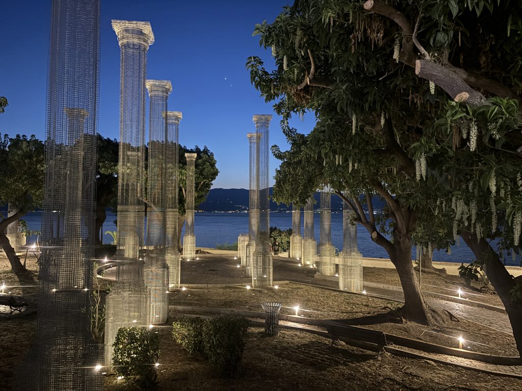 contemplare un originale stile architettonico classico che con il suo gioco visivo di trasparenze esalta il panorama dello Stretto di Messina, creando un ponte ideale tra la storia magnogreca della città di Reggio Calabria e l’ambiente circostante.