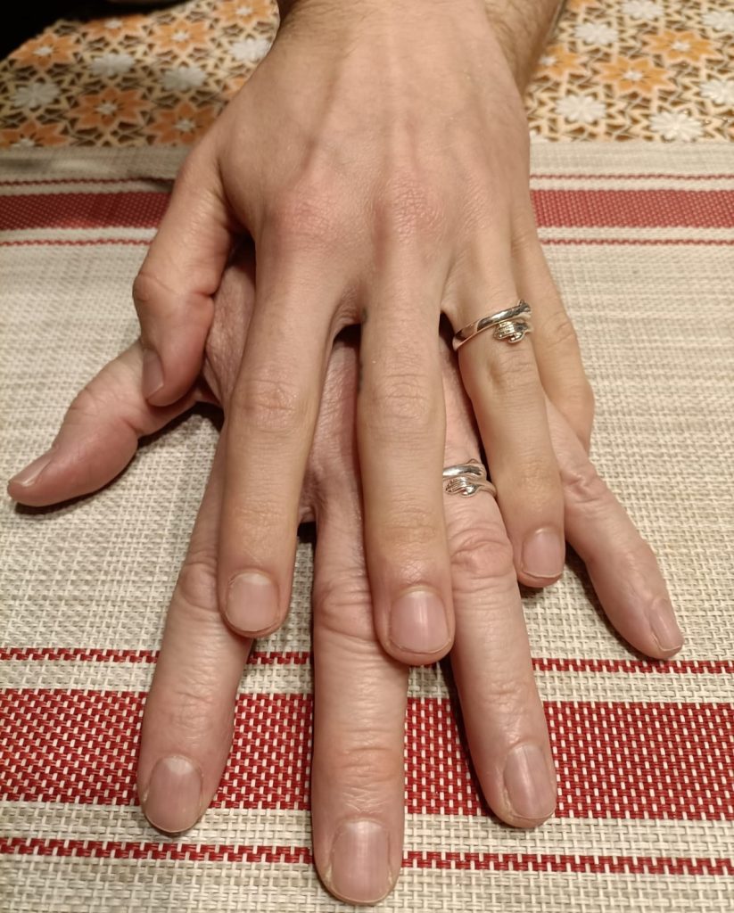 sentire il calore che si irradia da chi ti tiene per mano, trasmettendoti energia, forza e amore.