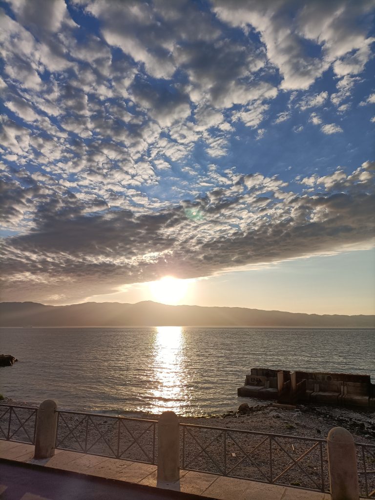 ammirare il cielo che si diverte a giocare con le nuvole per dipingere sul mare incantevoli riflessi di luce.