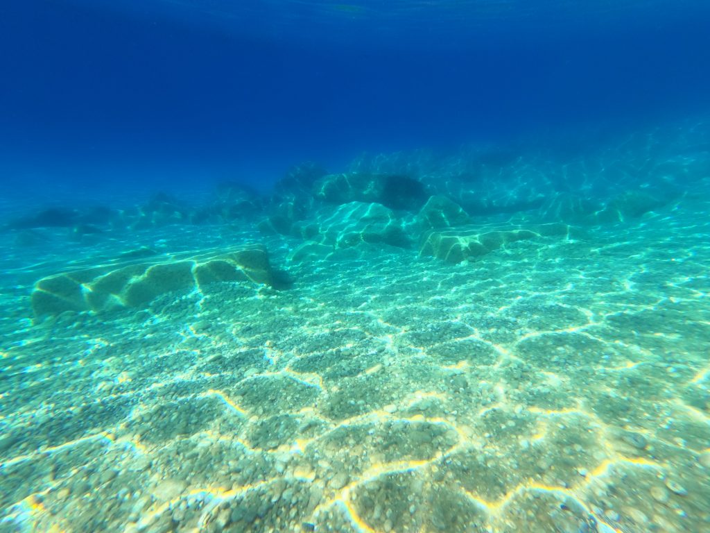 ammirare i riflessi della luce del sole sott acqua, sul fondo marino, e scoprire che la natura non finisce mai di stupirci.