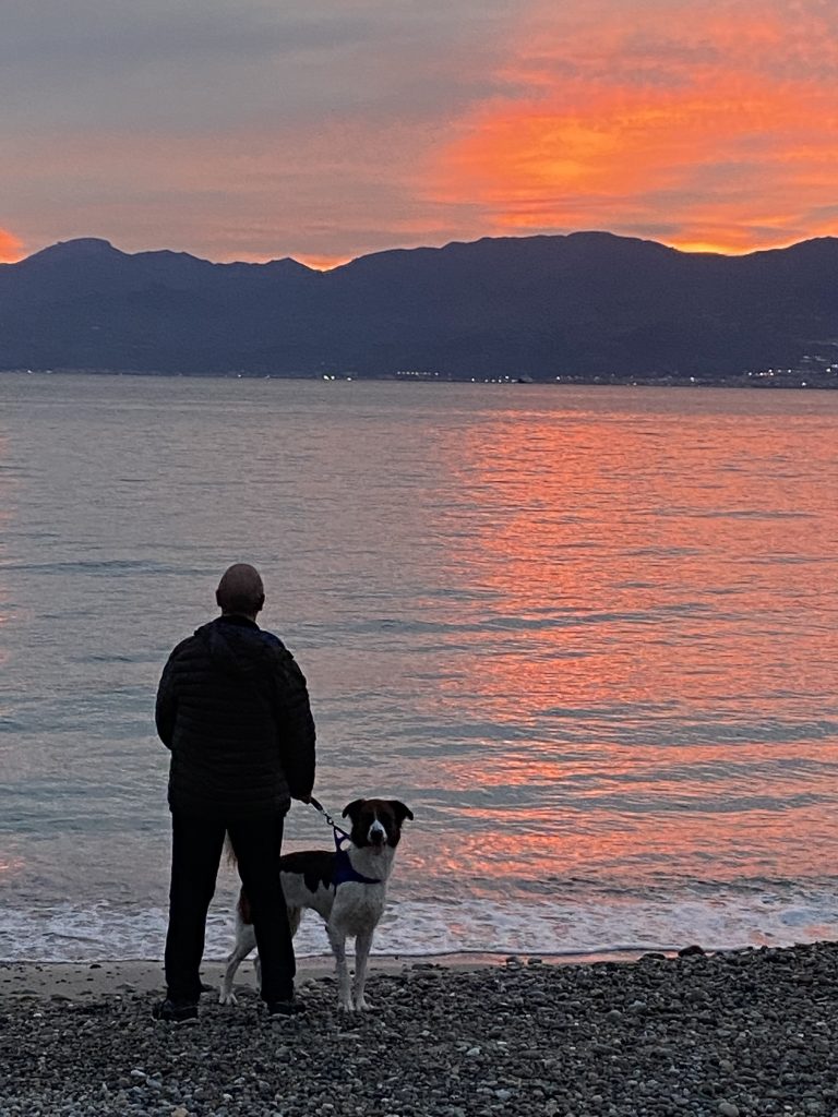 contemplare la bellezza dei colori mutevoli di un tramonto per rilassare il corpo e liberarlo dai pensieri pesanti della giornata appena trascorsa.