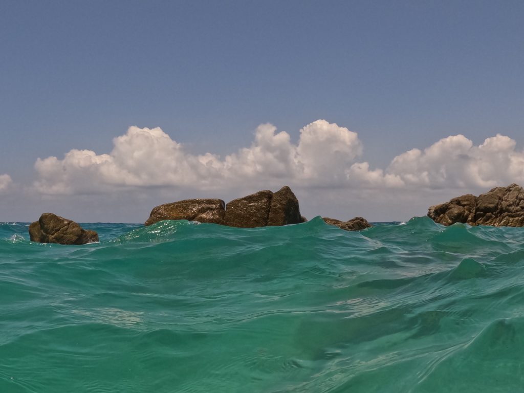 approfittare del colore verde acqua che il mare ci dona per ridurre lo stress e favorire una sensazione di pace interiore.