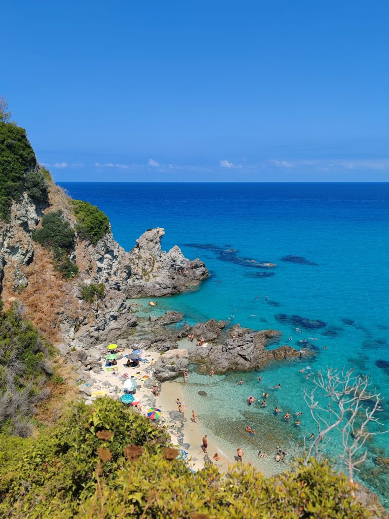 scoprire panorami mozzafiato e spiagge suggestive dove rilassarsi al sole o rinfrescarsi con un tuffo in acque cristalline.