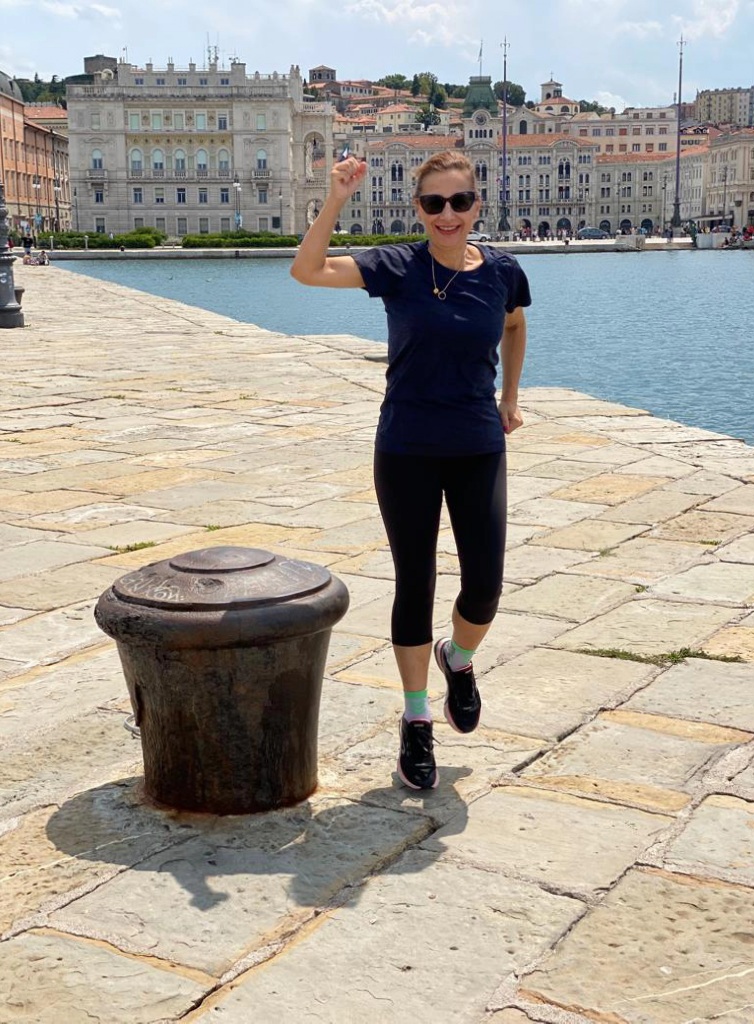 Dopo un anno in cui ho praticato tanto sport ed ho seguito un'alimentazione sana ed equilibrata, finalmente sono riuscita a perdere i chili in eccesso che avevo accumulato negli ultimi anni. Adesso mi sento meglio.