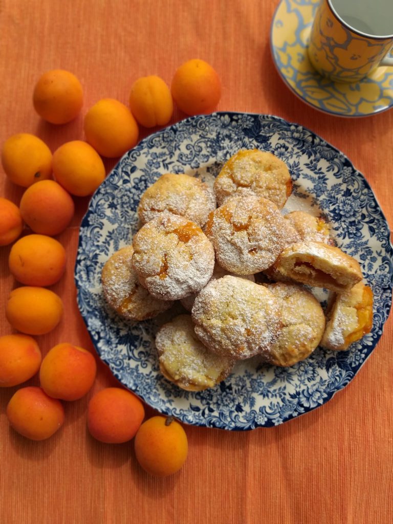Cucinare dolci, non è il mio forte, ma adoro preparare i biscotti fatti in casa con la confettura preparata da me. Mi rilassa impastare e quel profumino in cucina di biscotti che proviene dal forno è impagabile... un bel caffè e la colazione per tutta la famiglia è pronta