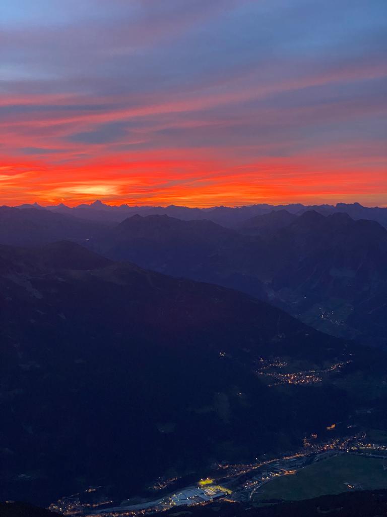 Ammirare in silenzio questo magnifico quadro colorato offerto dalla natura, assaporando un buon bicchiere di vino rosso locale, anche le luci della città, da quassù hanno un'intensita' diversa.
