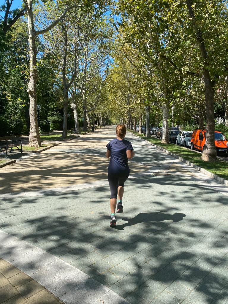 Correre, per le vie della città, la mattina presto, con la musica che mi accompagna, mi fa sentire libera