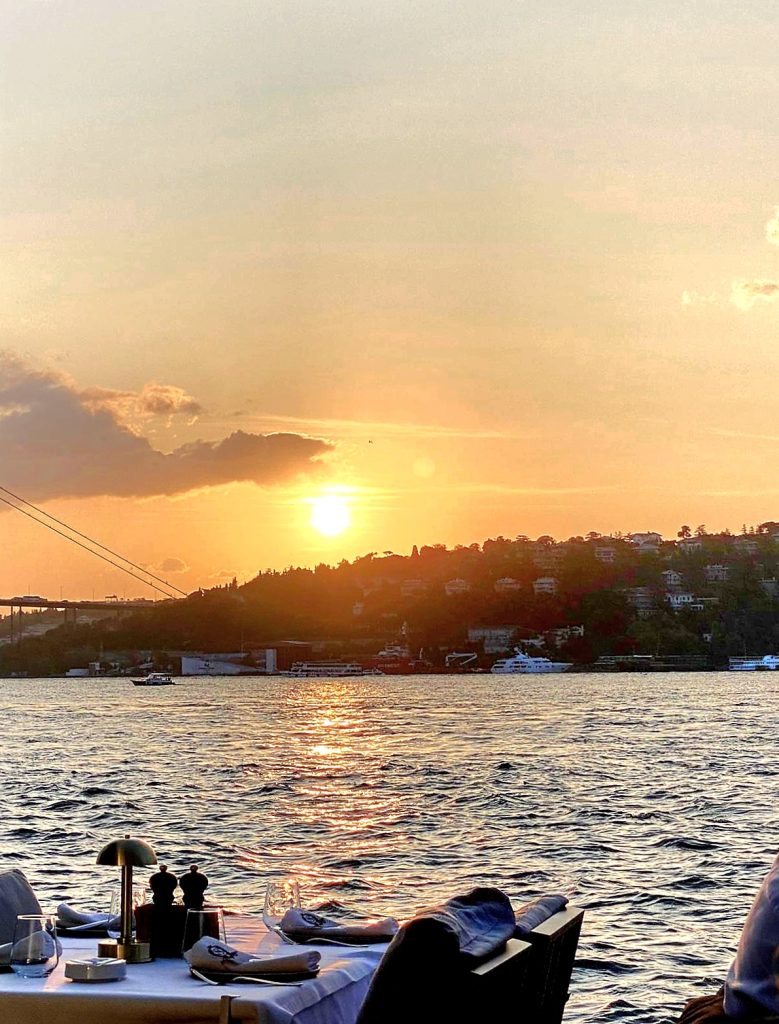 Cena al tramonto sul Bosforo