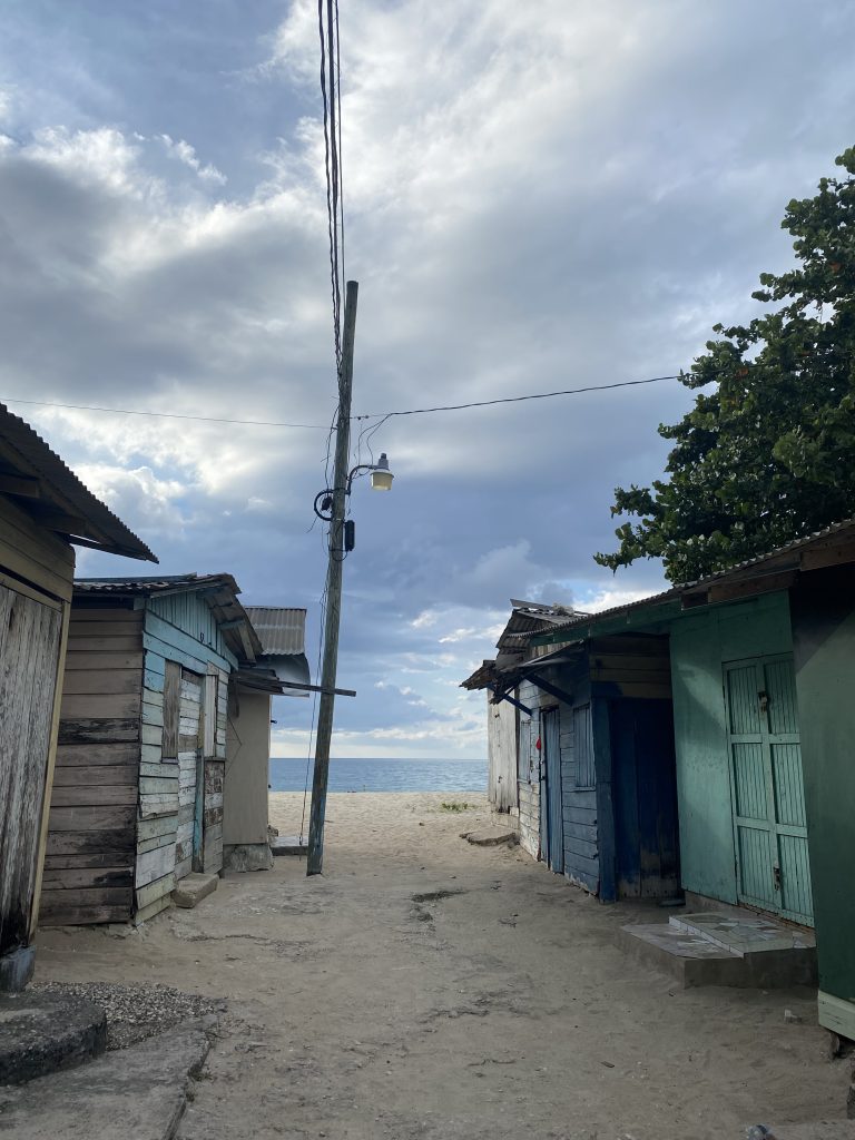 percorrere queste strette viuzze per raggiungere la spiaggia , da lì vedere il mare che mi infonde serenità e gioia .