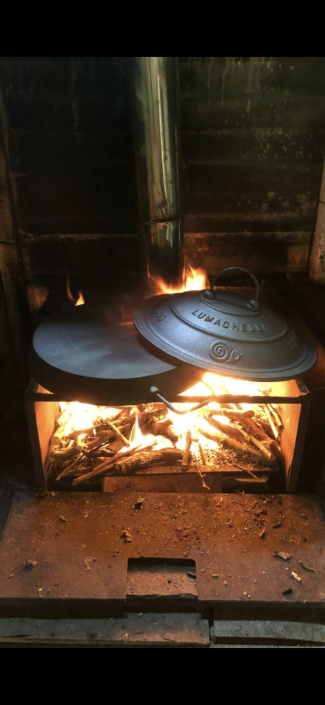cucinare cibi tradizionali con tecniche antiche , la cottura “ al testo “ .
Il testo è una pentola realizzata in ghisa ,
tipico della cucina lunigianese composta dalla base il sottano e una superiore , il coperchio , chiamato soprano .
La preparazione più conosciuta è sicuramente il testarolo della Lunigiana ma viene usato anche per la torta d’erbi tipica dell’alta Val di Magra nonché le carni .
Tra le più prelibate l’agnello di Zeri presidio Slow Food .
