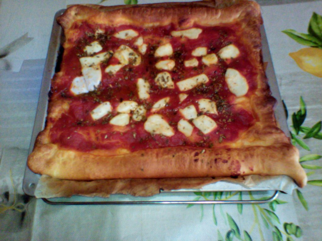 Una fetta di pizza margherita croccante.