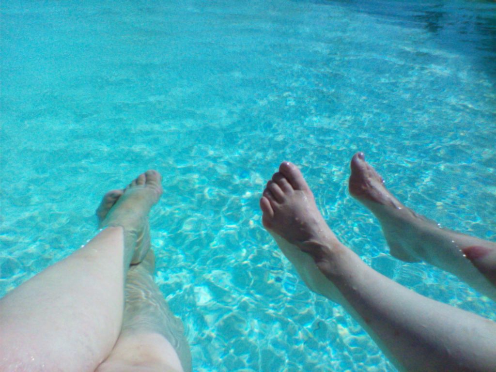Sollievo ai piedi nell'acqua fresca.