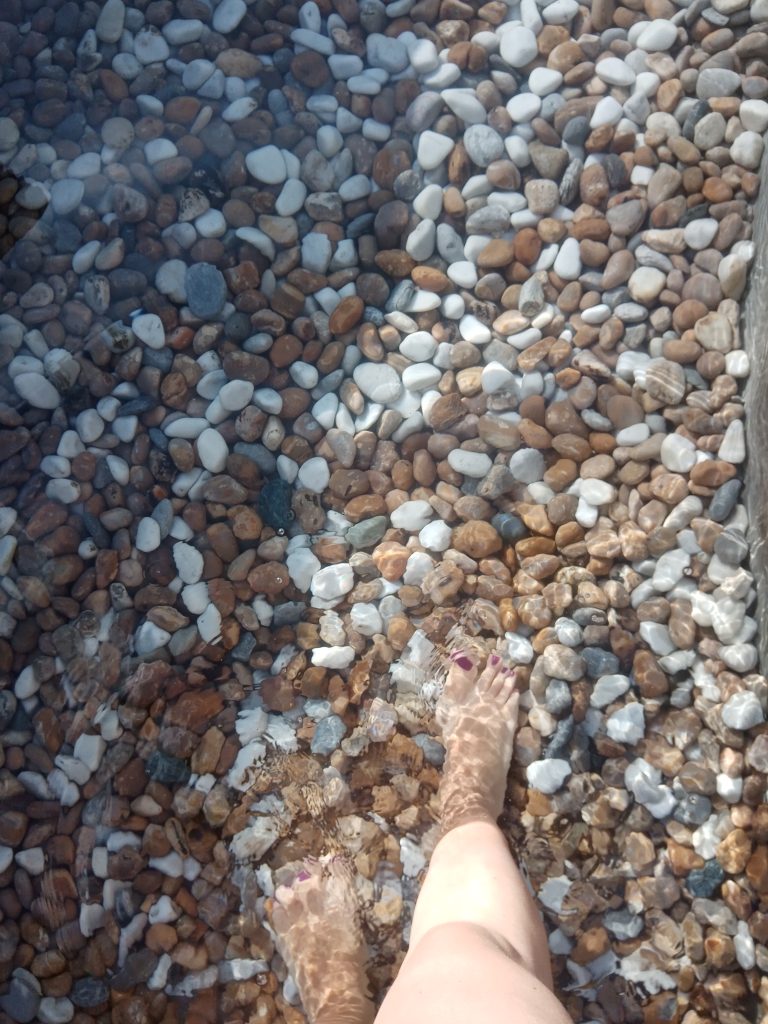Immergermi nelle acque termali della mia isola di Ischia, dove il calore delle acque mi fa rilassare e rigenerare.