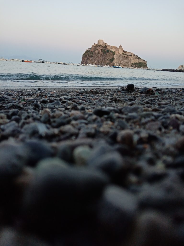 Il mio benessere è trascorrere giornate rilassanti sulla mia spiaggia preferita, dove si può ammirare un panorama stupendo, il castello aragonese sprigiona tutta la sua maestosa bellezza e il mare cristallino è una dolce melodia del contesto.