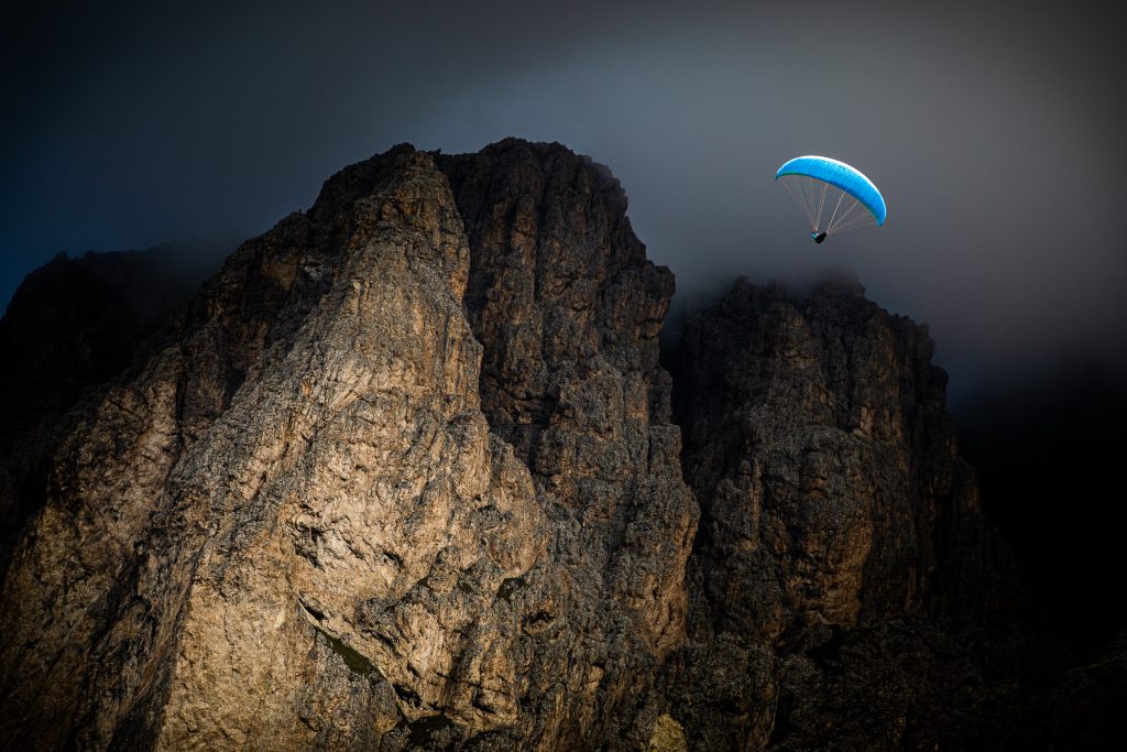 ...in volo, sospeso tra le rocce delle Dolomiti