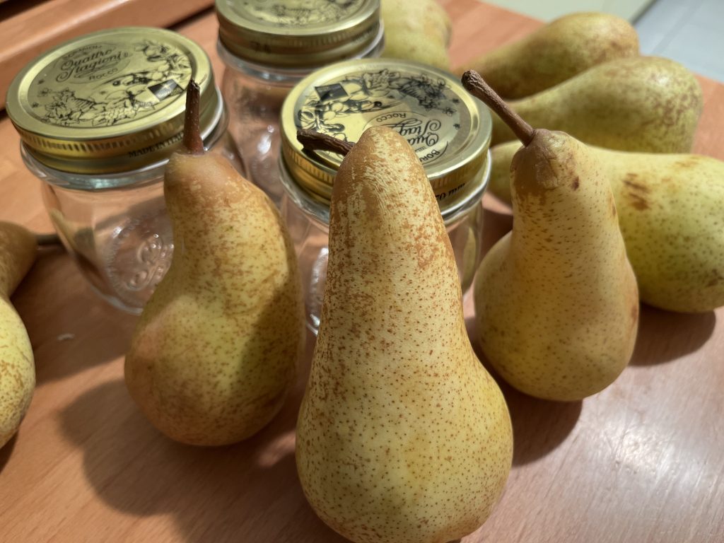 Tutto pronto per la marmellata di pere con un po’ di zucchero e cannella.