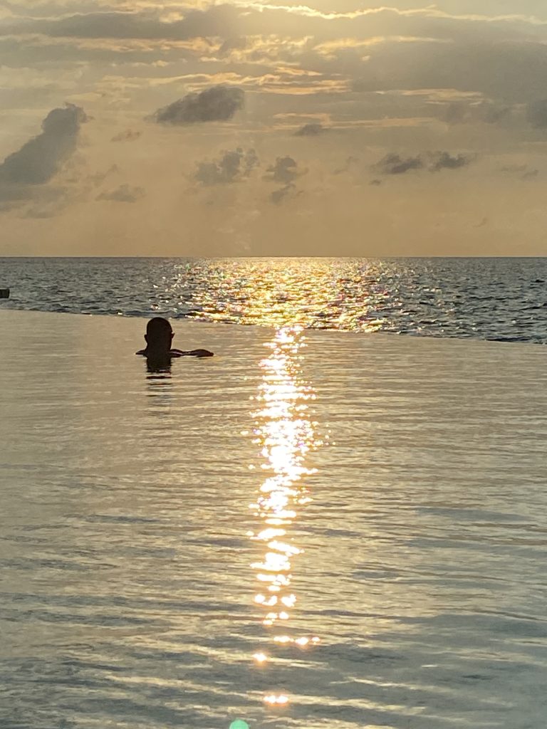 … ammirare il tramonto immerso nella piscina a sfioro .