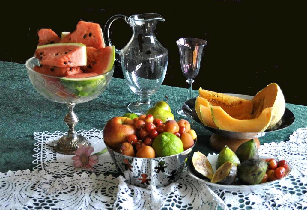 frutta e acqua fresca per un'estate torrida, idratarsi è importante.