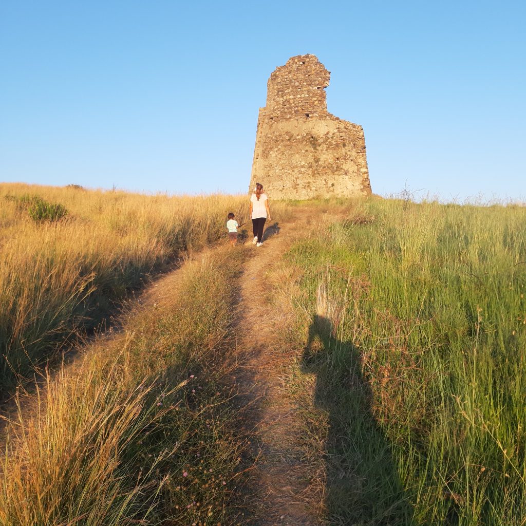 "Che ne sai tu di un campo di grano" faceva una vecchia canzone che mi risuona nel cuore passeggiando vicino al torrione.
Qui sento il profumo di casa, cammino vicino a mio figlio, il sole mi toglie i pensieri il vento mi porta consiglio.
La terra sostiene il mio passo, di spighe un abbraccio  leggero, di quel campo di grano io so, che mi può far star bene davvero!
