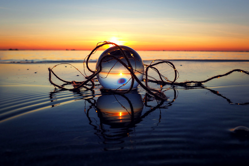 pensare di racchiudere in una sfera di cristallo il mare per il ritorno al post vacanze…