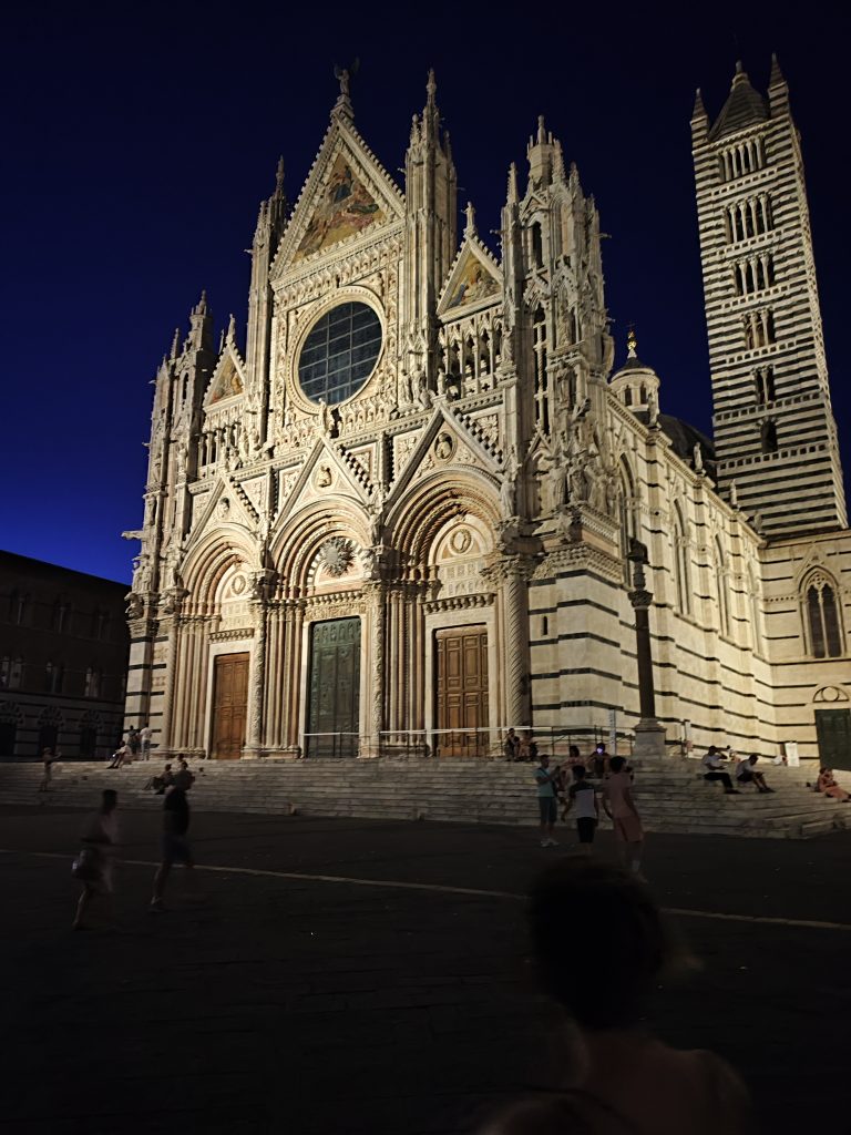 Il duomo di Siena nella foto, ma alla fine ogni luogo è bello se con te c'è la persona che ami