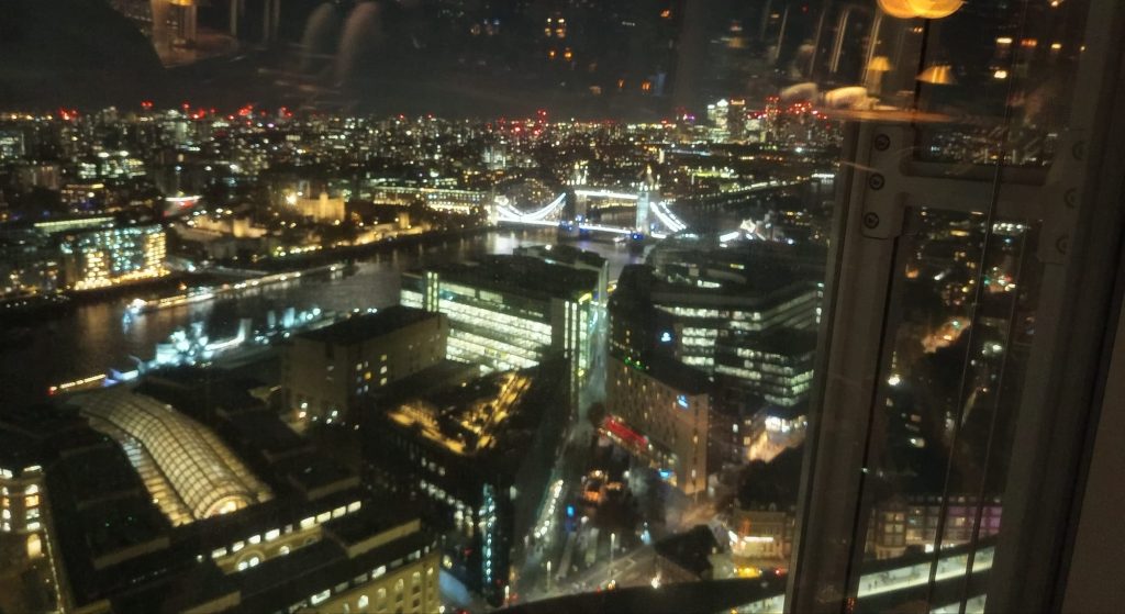 Dall’altezza del 32º piano, con Londra illuminata sotto di me e il respiro caldo della notte di novembre, ho sentito quel benessere raro che nasce quando ti immergi in nuove culture, nuove luci e nuove emozioni: la magia autentica di una città che sa sorprenderti ogni volta.