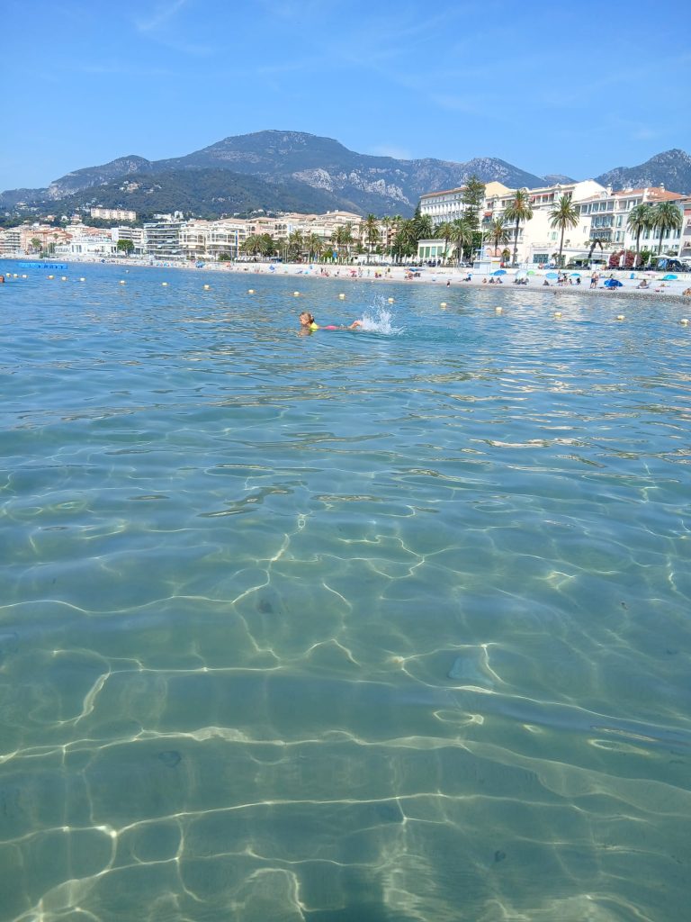 il coraggio di fare la prima bracciata. Tra il blu del mare, il calore del sole e il sorriso di mia figlia, ho capito che la felicità non è arrivare lontano, ma vivere con entusiasmo ogni nuova conquista.