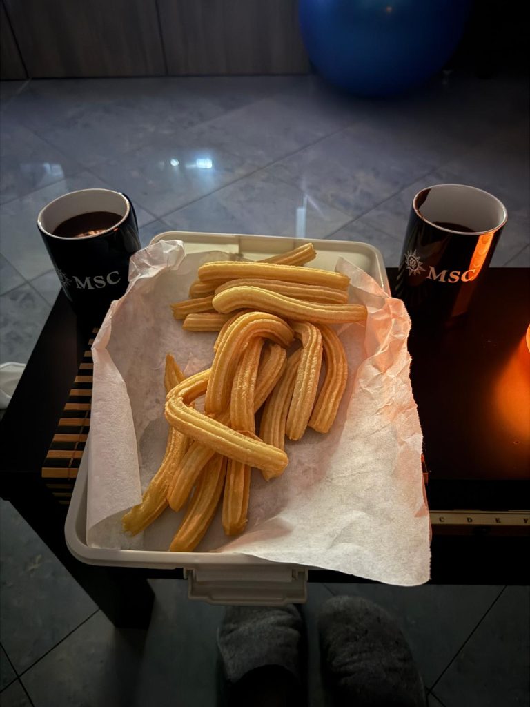 Preparare churros per mia moglie e mangiarli insieme, con un po' di cioccolata calda, nel fresco di queste giornate di pioggia... ❤️