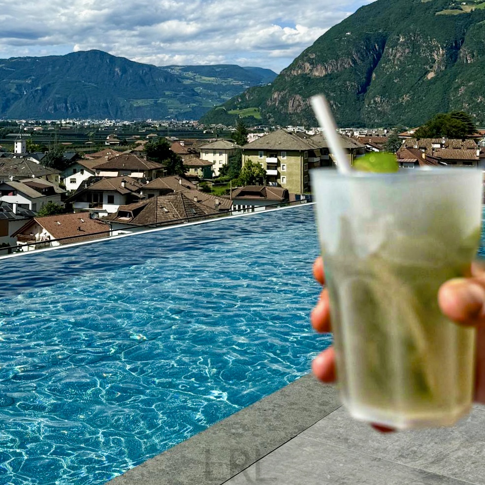 Relax. Un fantastico panorama, una bella nuotata e un cocktail analcolico per rinfrescarmi cosa volere di più?!