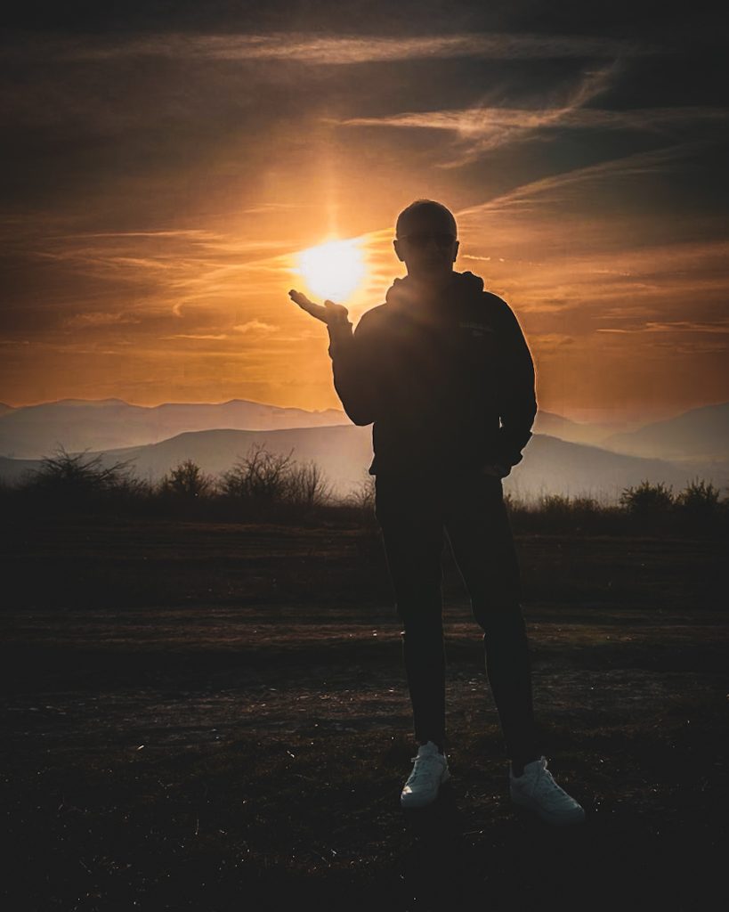 Finire la giornata con un tramonto. Un modo semplice per alleggerire il carico tensivo e riempirmi la mente e il cuore di vibrazioni positive