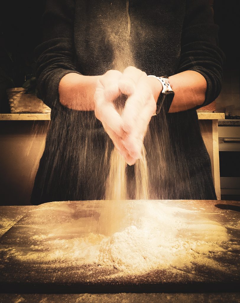 Farina, amore e fantasia…Sperimentare ricette che mi incuriosiscono cucinando cibi per i miei familiari con entusiasmo e creatività perché cucinare é una terapia per il corpo e lo spirito