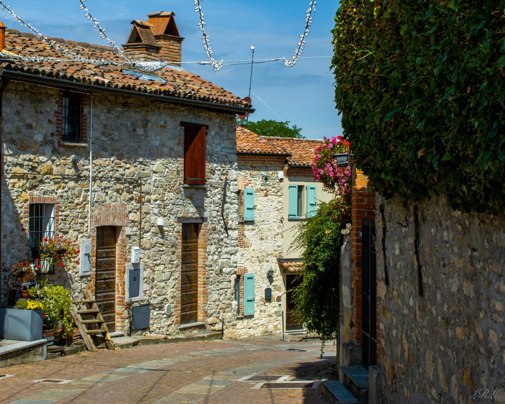 Passeggiare nei borghi…. E’ un'ottima attività per il benessere, sia fisico che mentale. I borghi, con i loro vicoli, le piazze e i panorami, offrono un ambiente tranquillo e rilassante, ideale per staccare dalla routine e immergersi nella bellezza del territorio