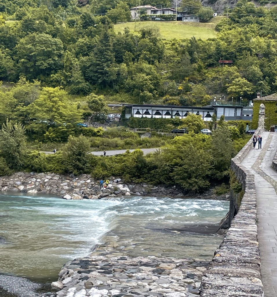 Passeggiare in mezzo alla natura. Ha un forte potere tranquillizzante grazie all’acqua che scorre, al canto degli uccellini ed ad altri suoni rilassanti