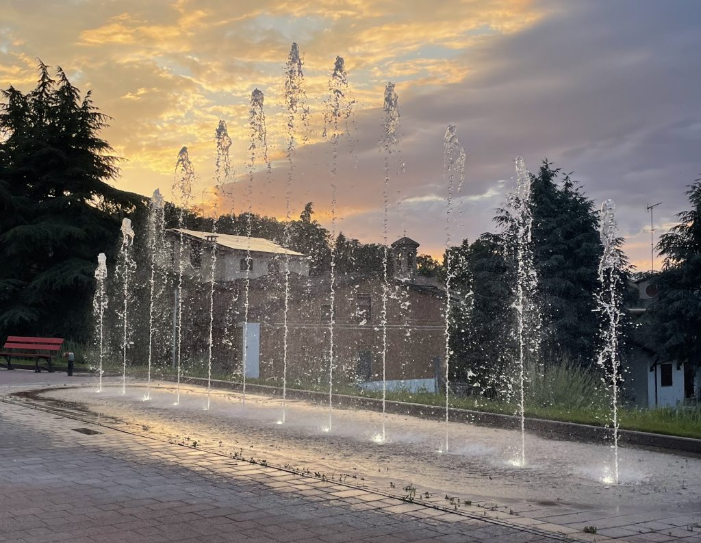 Stare vicino a fonte d’acqua. Il rumore degli zampilli di una fontana associata alla luce sull’acqua mi danno un effetto rilassante