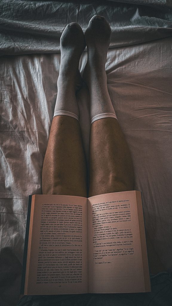 Leggere un buon libro, rilassarmi, svagarmi e sognare sono un piacere per la mia salute mentale e il mio benessere psicofisico