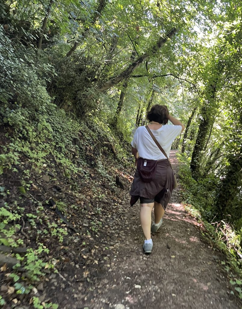 Lunghe camminate in mezzo alla natura in compagnia di persone a cui vuoi bene
