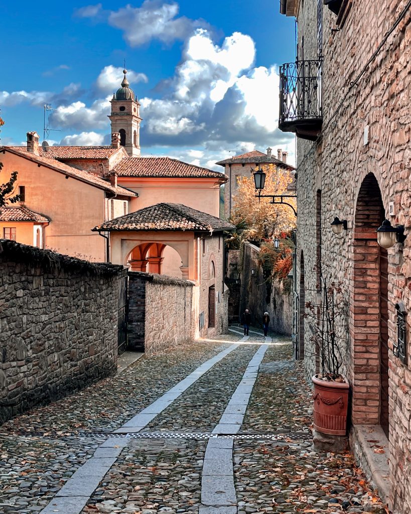 Passeggiare e camminare tra le stradine di un borgo d’Italia dove si possono ammirare antiche case in pietra e respirare l’atmosfera di un tempo passato
