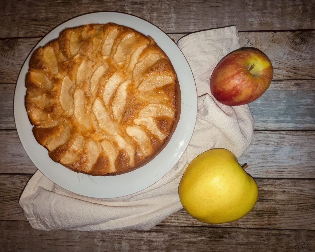 Preparare una torta di mela con ingredienti sani e leggeri, senza uova e senza burro ugualmente goloso ma con meno calorie e grassi.