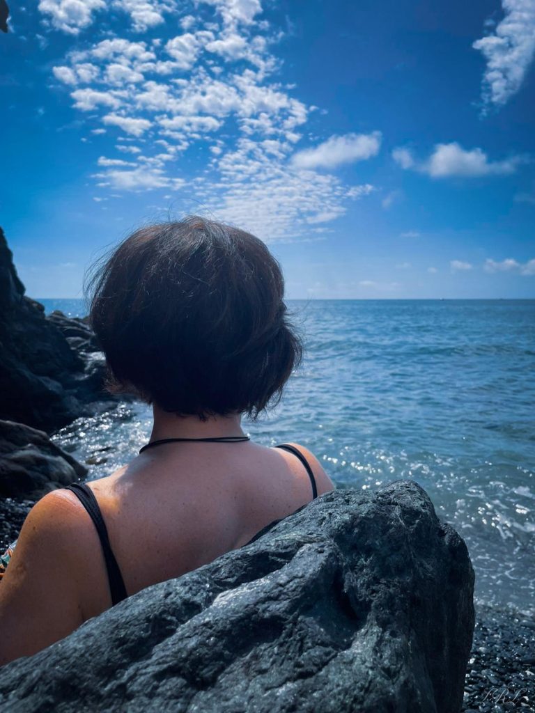 Osservare il mare. Quando ci troviamo di fronte al mare, il moto delle onde, la bellezza dei colori dell’acqua, il profumo di salsedine nell'aria sono tutti gli aspetti che colpiscono in una sola volta il nostro corpo e i nostri sensi regalandoci una sensazione di benessere fisico e mentale