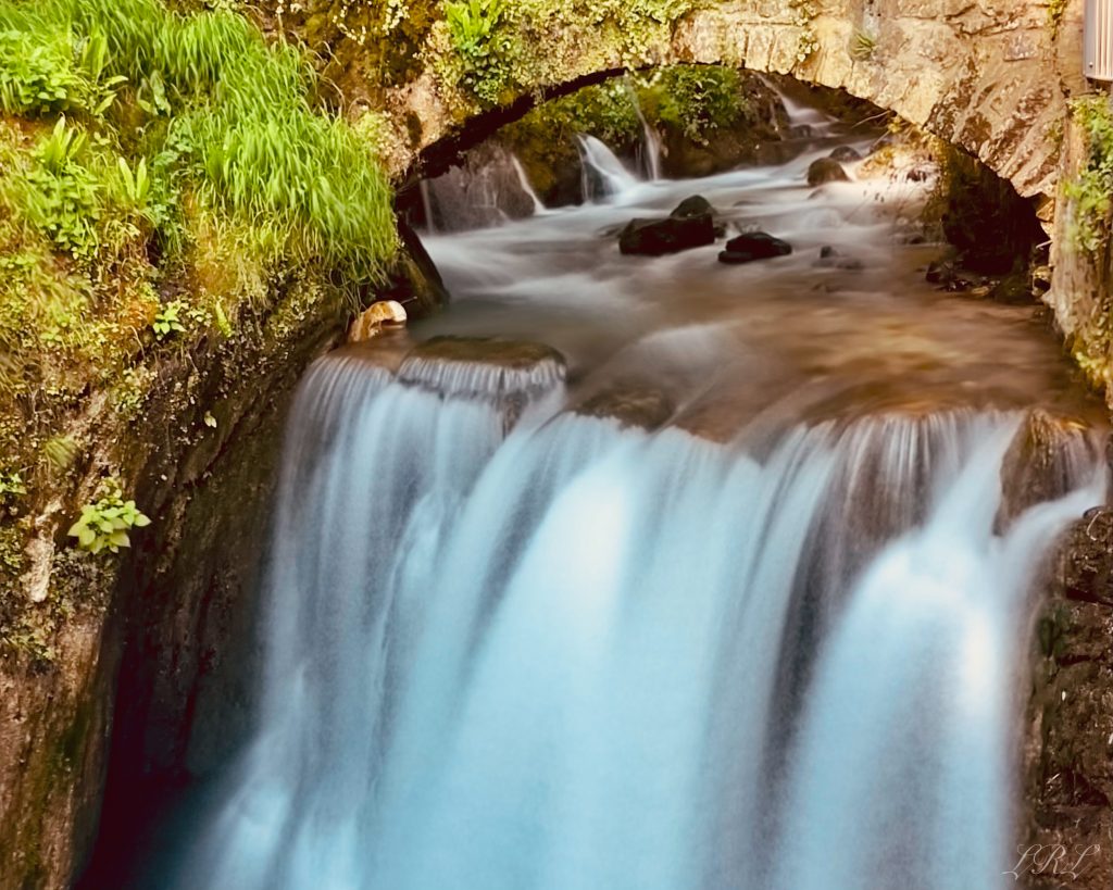 Ascoltare il suono rilassante dell'acqua di una cascata… riduce lo stress, scioglie le tensioni muscolari e crea una un’atmosfera di pace e tranquillità
